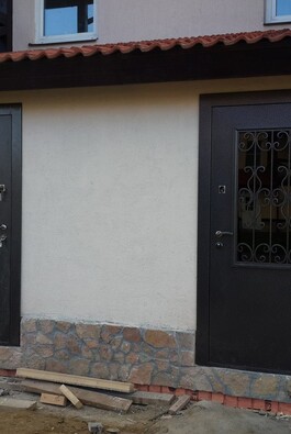 Уличные двери со стеклом и ковкой в коттедже