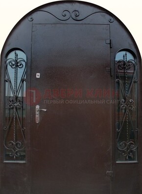 Арочная дверь со стеклом и ковкой ДА-16 под старину в Шатуре