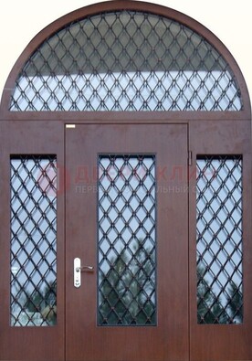 Крепкая стальная арочная дверь со стеклом и ковкой ДА-21 в Шатуре