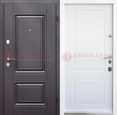 Темная входная дверь с белой МДФ внутри ДМ-238 в Шатуре
