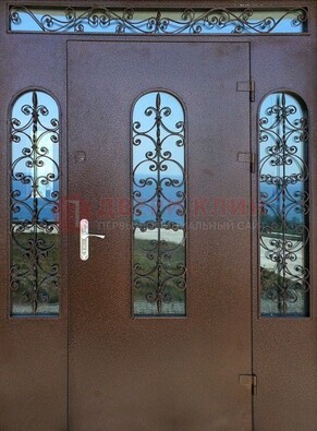 Железная парадная дверь со стеклом и ковкой ДПР-16 для общественных зданий в Шатуре