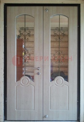 Парадная дверь со стеклянными вставками и ковкой ДПР-23 в деревянный дом в Шатуре