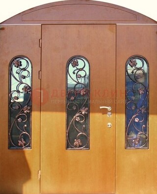 Парадная дверь со стеклянными вставками и ковкой ДПР-28 в общественное здание в Шатуре