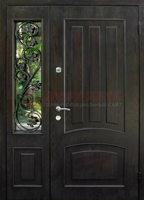 Парадная дверь со стеклянными вставками и ковкой ДПР-31 в кирпичный дом в Шатуре