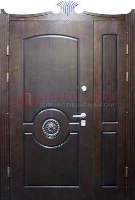 Коричневая парадная дверь с украшением ДПР-52 с утеплением в Шатуре