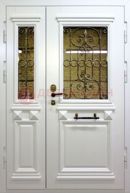 Белая парадная металлическая дверь со стеклом и ковкой ДПР-83 в Шатуре