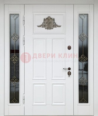 Белая входная парадная дверь со стеклом и ковкой ДПР-92 в Шатуре