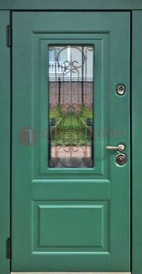 Зеленая металлическая дверь со стеклом и ковкой ДСК-113 в Шатуре