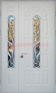 Распашная стальная дверь со стеклом и ковкой в белом цвете ДСК-120 в Шатуре