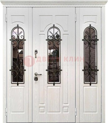 Белая распашная стальная дверь со стеклом и ковкой ДСК-125 в Шатуре