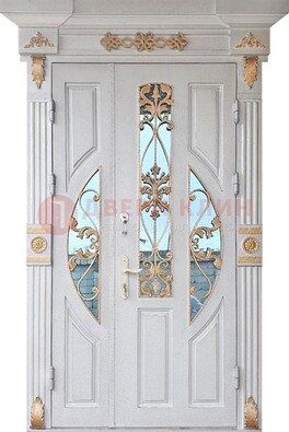 Белая полуторная железная дверь со стеклом ковкой ДСК-135 в Шатуре