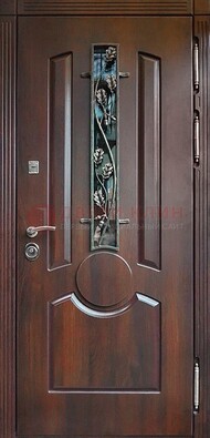Темная железная дверь со стеклом и ковкой для кирпичного дома ДСК-136 в Раменском