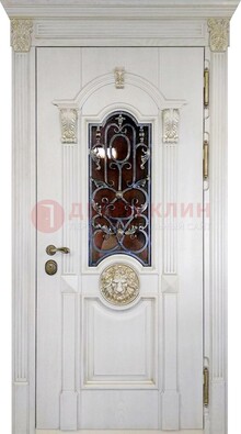 Белая железная дверь со стеклом и ковкой для кирпичного дома ДСК-155 в Шатуре