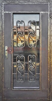 Коричневая наружная дверь порошок со стеклом и ковкой ДСК-160 в Шатуре