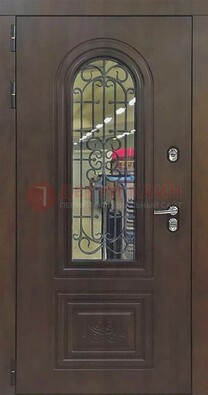Классическая стальная дверь со стеклом и ковкой для коттеджа ДСК-178 в Раменском