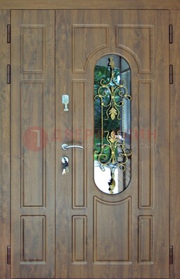 Коричневая полуторная дверь со стеклом и ковкой ДСК-198 в Раменском