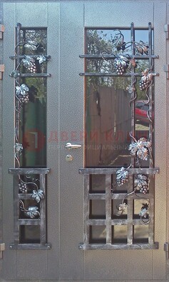 Распашная уличная дверь Порошок со стеклом и ковкой ДСК-221 в Шатуре