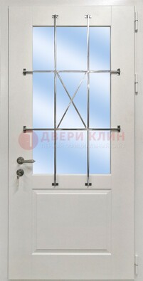 Белая простая железная дверь Винорит со стеклом и ковкой ДСК-257 в Шатуре