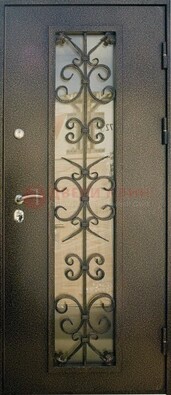 Входная дверь Дверь со стеклом и ковкой черного цвета ДСК-76 для веранды в Шатуре