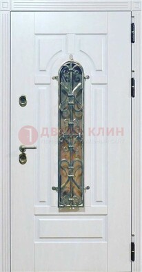 Белая остекленная металлическая дверь с ковкой ДСК-98 в Шатуре