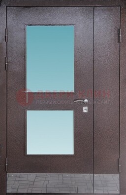Коричневая тамбурная дверь со стеклянными вставками ДТМ-21 в Шатуре