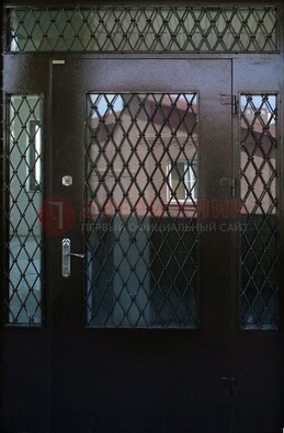 Коричневая тамбурная дверь со стеклянными вставками и ковкой ДТМ-32 в Шатуре