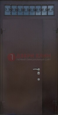 Коричневая тамбурная дверь со стеклянными вставками и ковкой ДТМ-39 в Шатуре