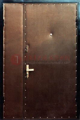 Коричневая тамбурная дверь с оформлением ДТМ-40 в Шатуре