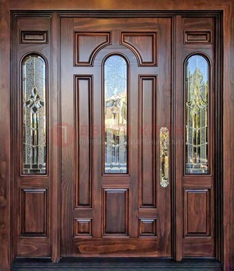 Железная классическая дверь с массивом дуба и витражом ВЖ-18 в Шатуре