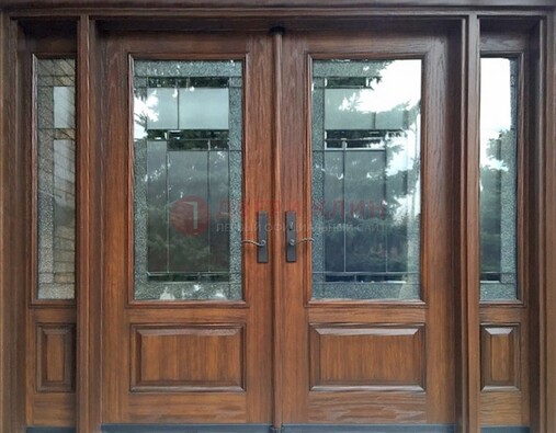 Распашная стальная дверь с массивом с витражом и фрамугами ВЖ-21 в Шатуре